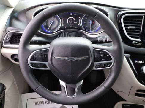 Used 2024 Chrysler Pacifica Touring-L FWD image 22