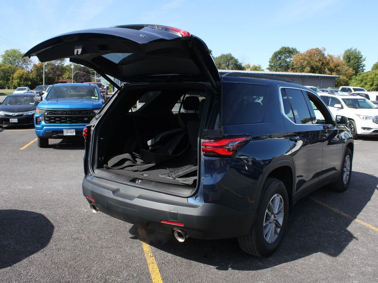 Used 2023 Chevrolet Traverse LT w/ Rear Camera Mirror Package AWD/4WD image 7