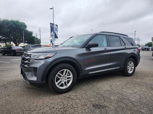Certified 2025 Ford Explorer Active RWD image 6