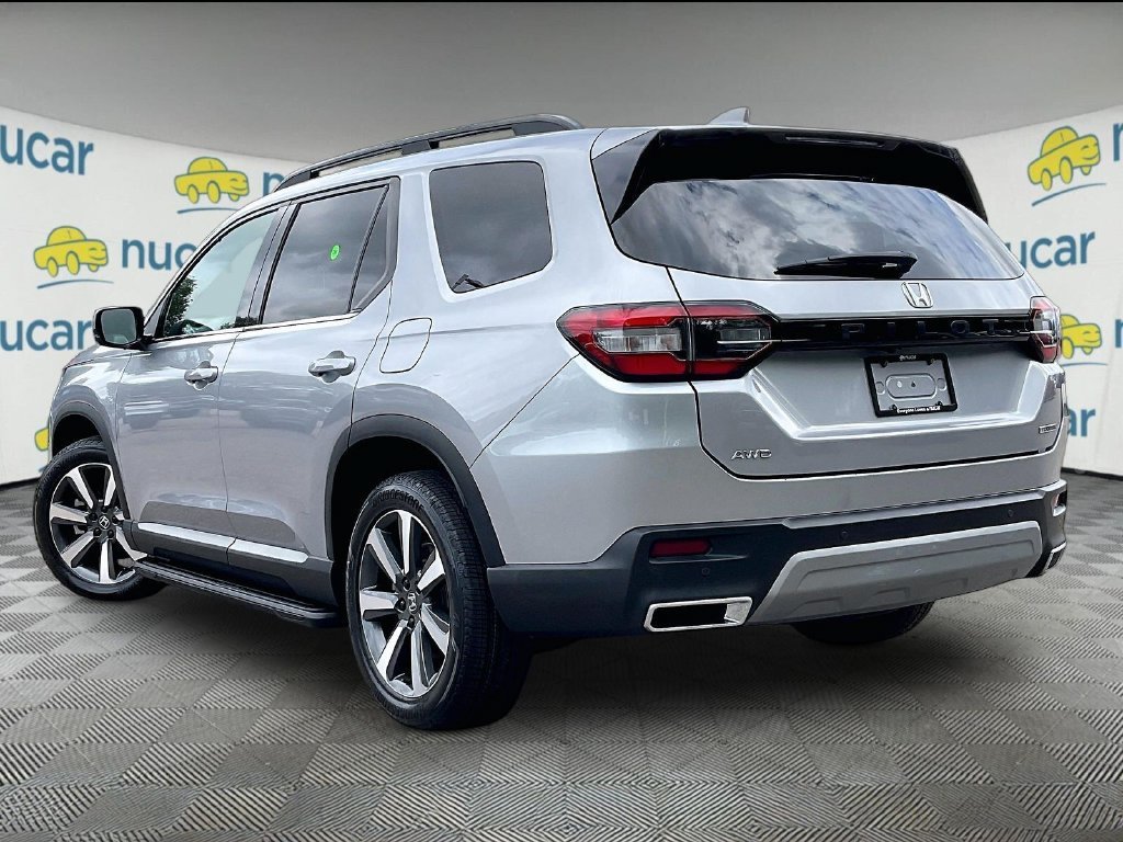 Used 2024 Honda Pilot Touring image 4