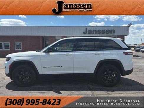 Used 2023 Jeep Grand Cherokee Altitude AWD/4WD image 1