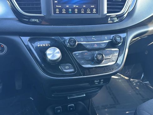 Used 2020 Chrysler Pacifica Touring w/ S Appearance Package image 36