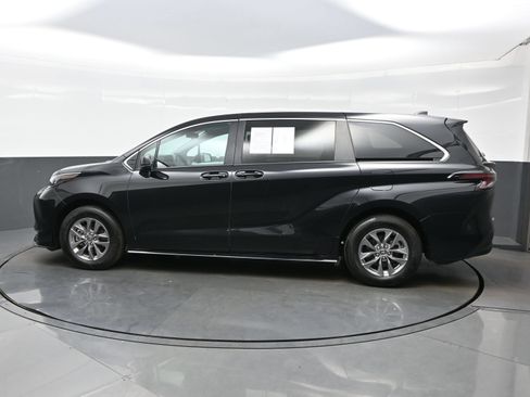 Used 2025 Toyota Sienna LE FWD image 3