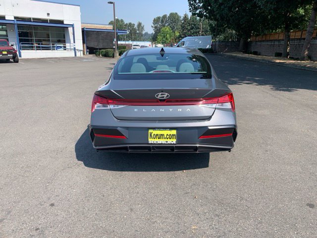 Used 2024 Hyundai Elantra SEL w/ Convenience Package FWD image 4