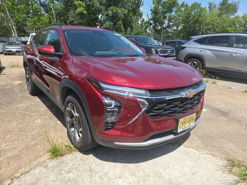 Used 2025 Chevrolet Trax LT w/ LT Convenience Package FWD image 6