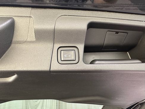 Certified 2023 GMC Acadia SLT w/ Technology Package AWD/4WD image 9