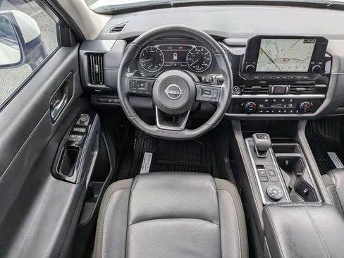 Used 2024 Nissan Pathfinder SL AWD/4WD image 16