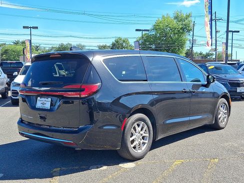 Used 2024 Chrysler Pacifica Touring-L FWD image 7