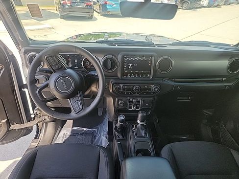 Used 2023 Jeep Gladiator Sport AWD/4WD image 16