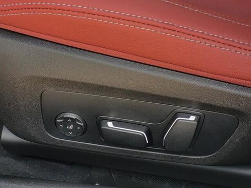 Certified 2025 BMW 330i 330i w/ Convenience Package image 28