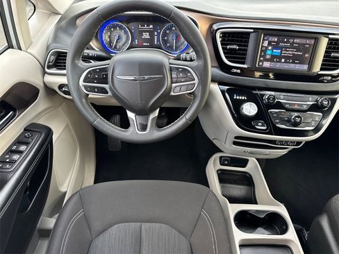 Certified 2023 Chrysler Voyager LX image 20