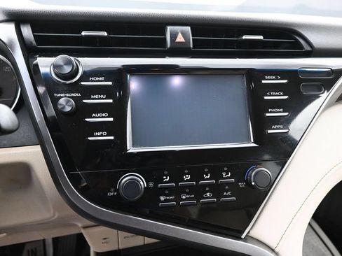 Used 2018 Toyota Camry LE FWD image 15