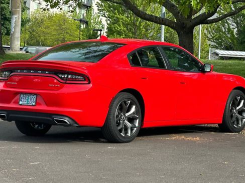 Used 2015 Dodge Charger SXT RWD image 2