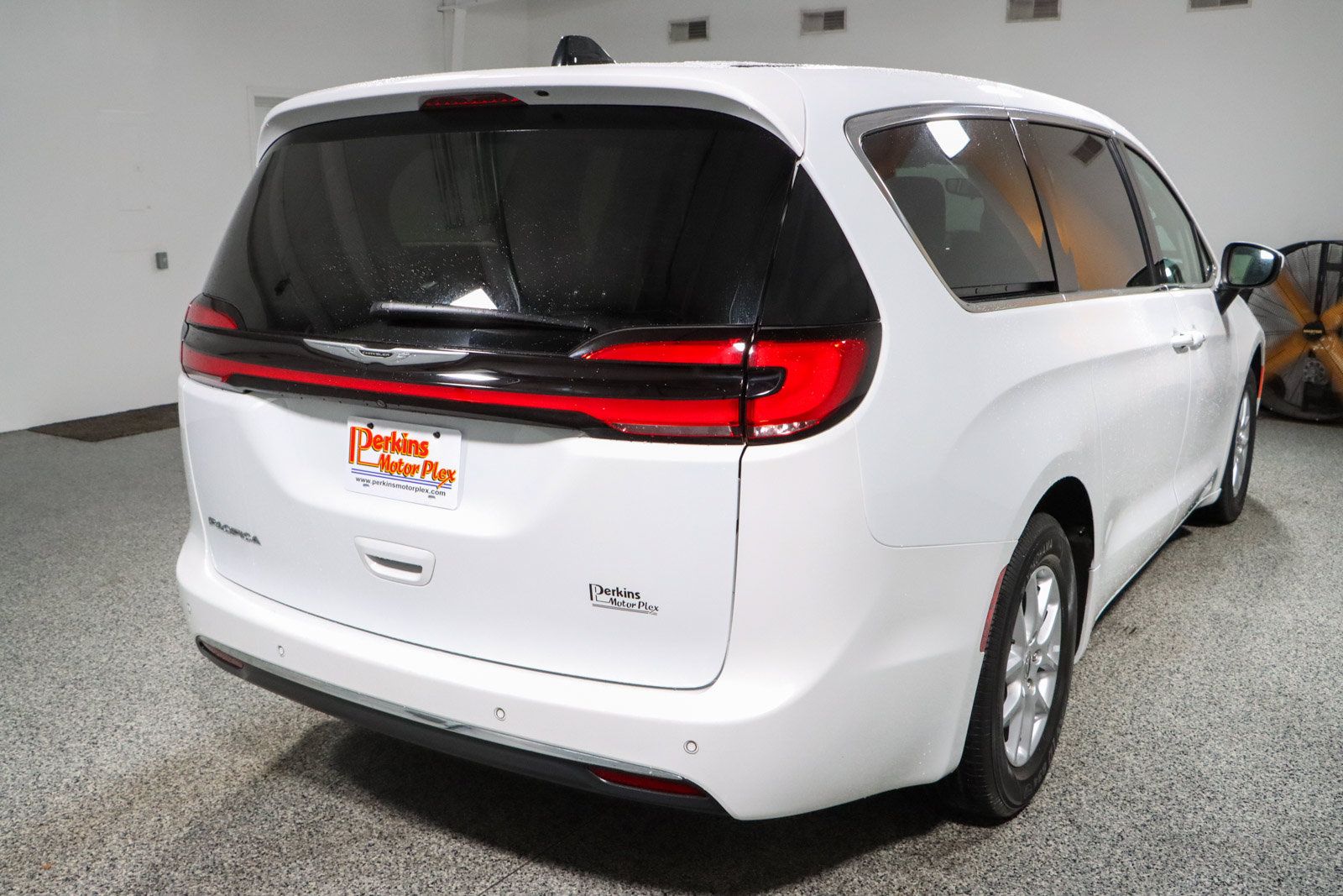 Used 2023 Chrysler Pacifica Touring-L FWD image 7