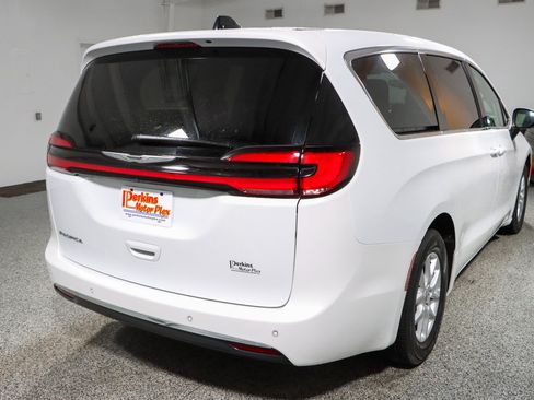Used 2023 Chrysler Pacifica Touring-L FWD image 7