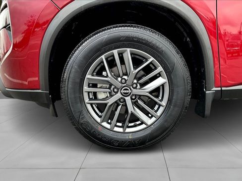 Used 2024 Nissan Rogue S image 37