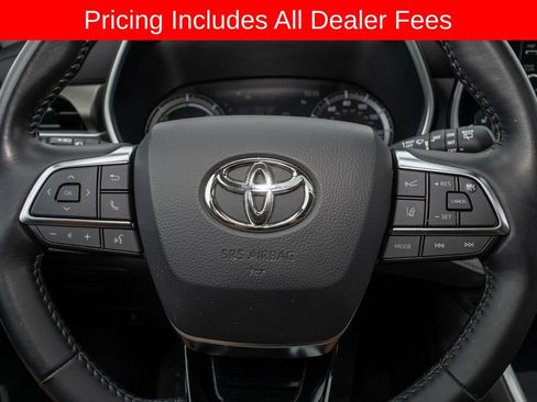 Used 2021 Toyota Highlander XLE FWD image 21