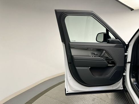 Used 2025 Land Rover Range Rover Sport image 8