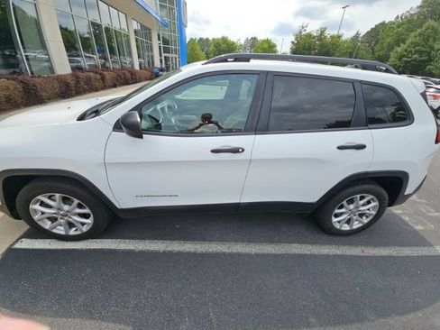 Used 2017 Jeep Cherokee Sport FWD image 1