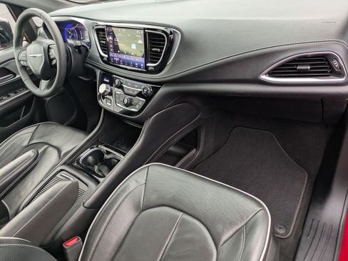 Used 2025 Chrysler Pacifica Limited image 23