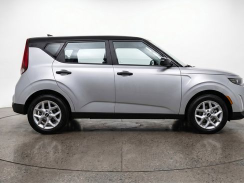 Used 2025 Kia Soul LX w/ LX Technology Package FWD image 11