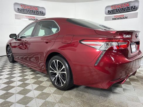 Used 2018 Toyota Camry SE image 5