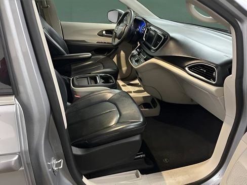 Used 2021 Chrysler Voyager Lxi image 16