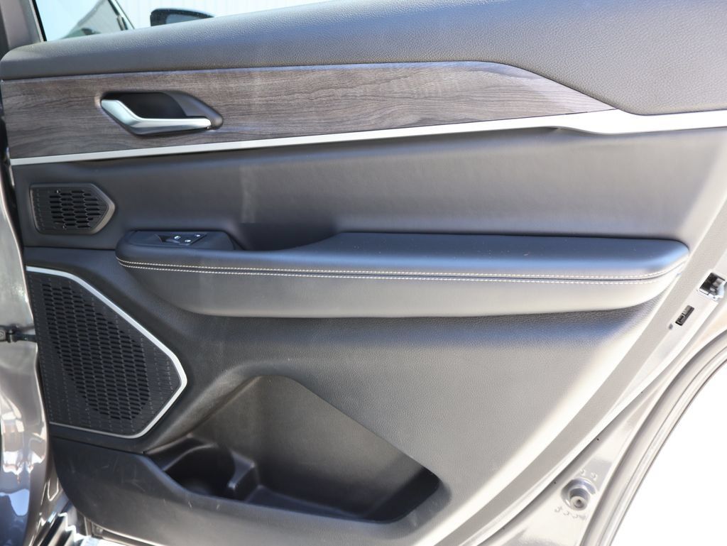 Used 2021 Jeep Grand Cherokee L Limited AWD/4WD image 11