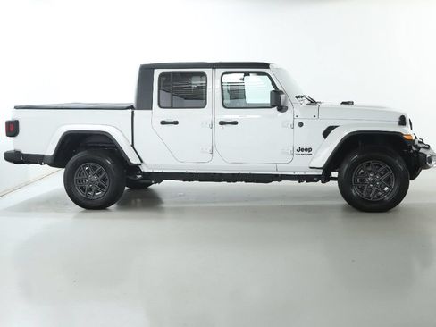 Used 2024 Jeep Gladiator Sport AWD/4WD image 11
