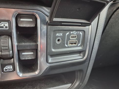 Used 2021 Jeep Wrangler Unlimited Sahara AWD/4WD image 13