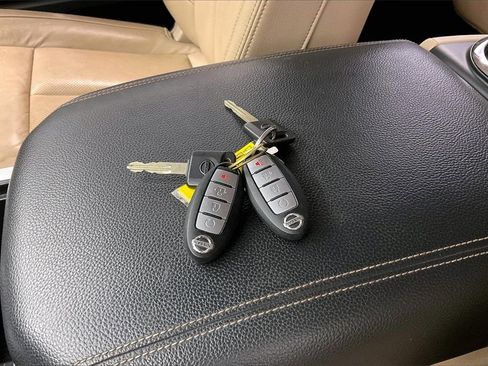 Used 2016 Nissan Titan SL image 10