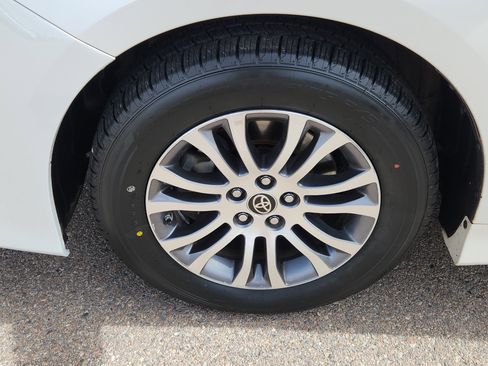 Used 2020 Toyota Sienna XLE w/ XLE Navigation Package image 16