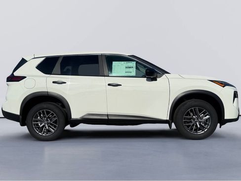 Used 2025 Nissan Rogue S image 6