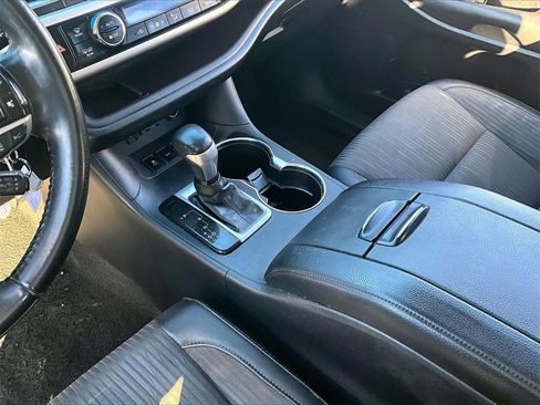Used 2019 Toyota Highlander LE image 12