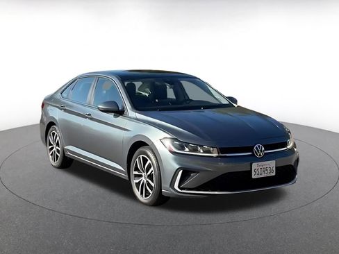 Used 2025 Volkswagen Jetta SE image 3