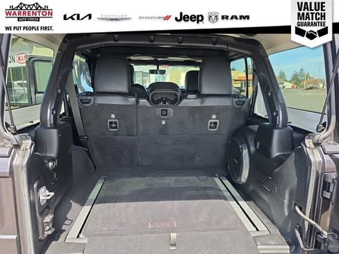 Used 2018 Jeep Wrangler Unlimited Sahara AWD/4WD image 12