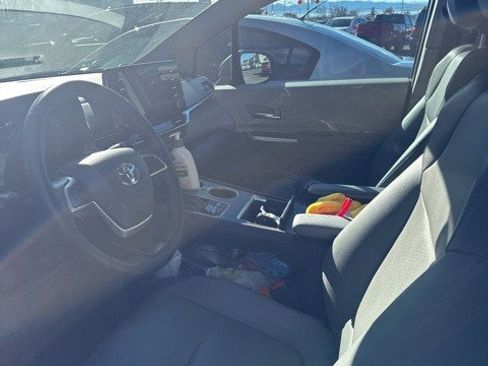 Used 2022 Toyota Sienna XLE w/ XLE Plus Package image 5