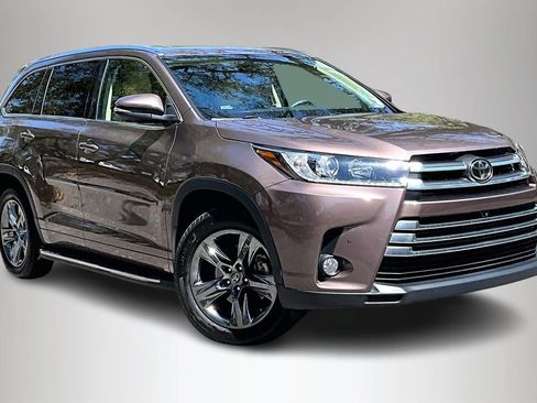 Used 2017 Toyota Highlander Limited Platinum image 2