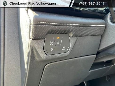 Used 2024 Volkswagen Atlas Cross Sport SE image 17