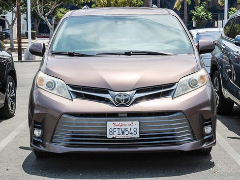 Used 2018 Toyota Sienna XLE w/ XLE Navigation Package FWD image 2