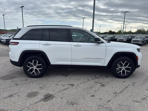 Used 2025 Jeep Grand Cherokee Limited AWD/4WD image 4