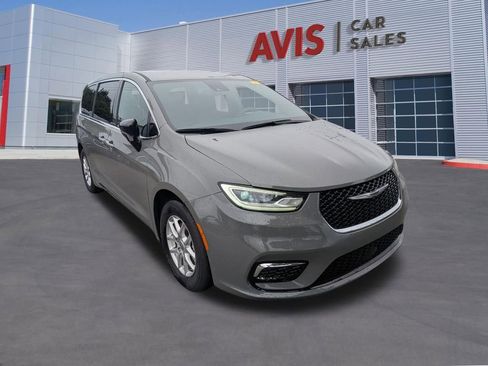 Used 2025 Chrysler Pacifica Select image 3