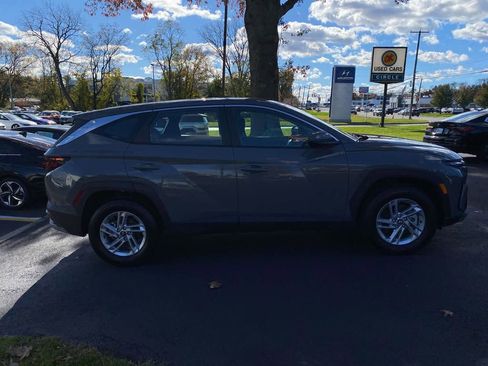 Certified 2025 Hyundai Tucson SE image 2