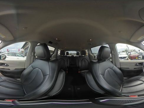 Used 2023 Chrysler Pacifica Touring-L FWD image 45