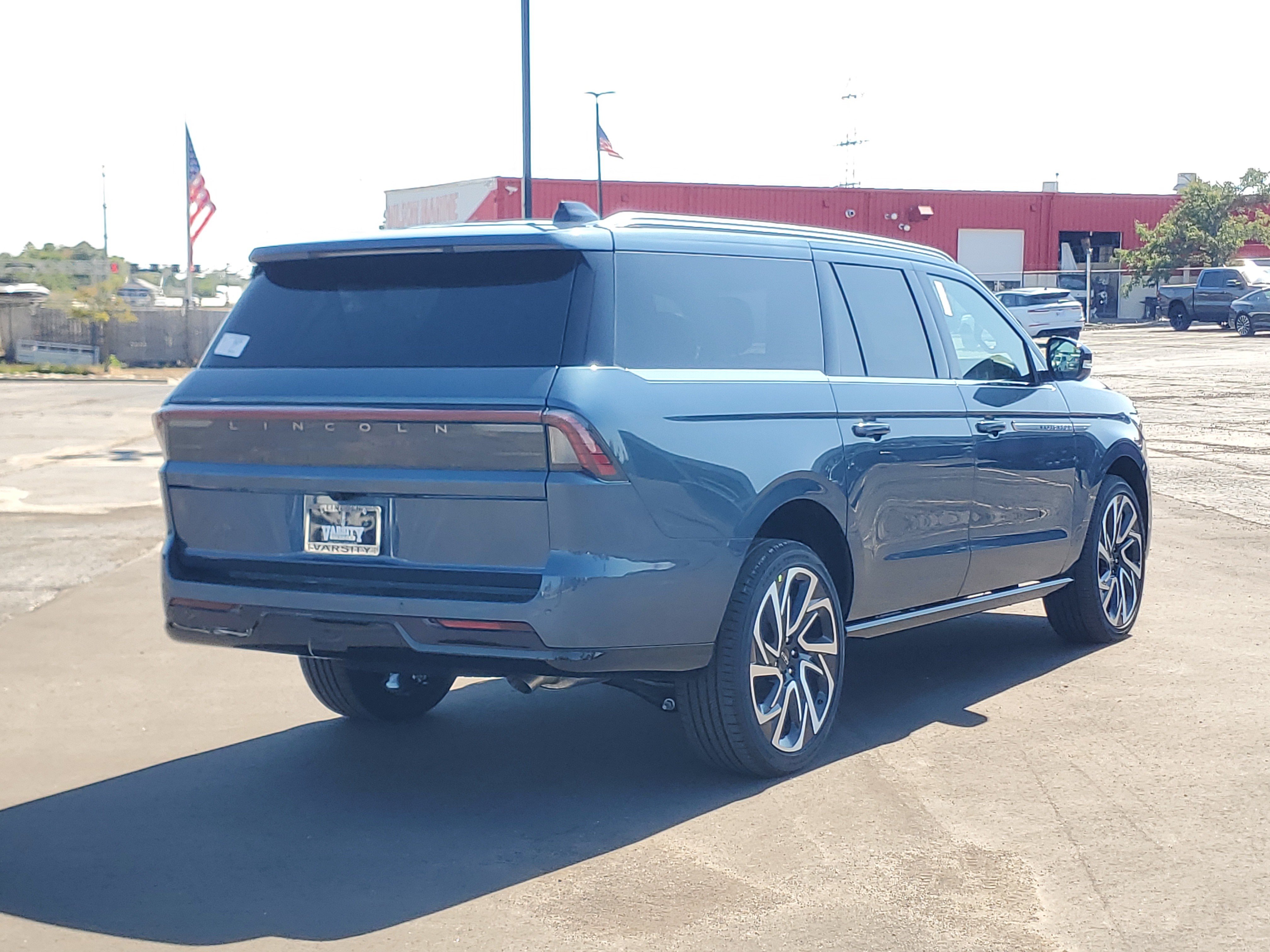 New 2027 Lincoln Navigator L Reserve AWD/4WD image 4