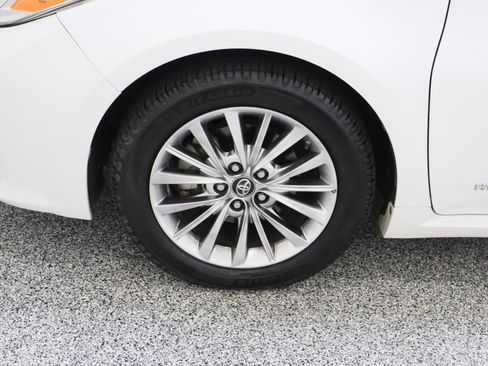 Used 2018 Toyota Avalon Limited FWD image 11