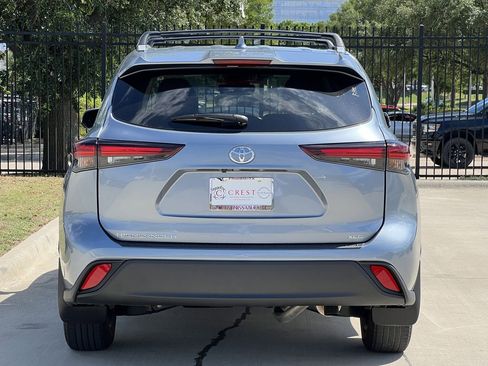 Used 2024 Toyota Highlander XLE FWD image 4