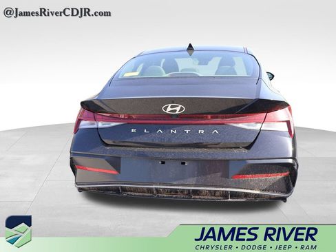 Used 2025 Hyundai Elantra SEL FWD image 14