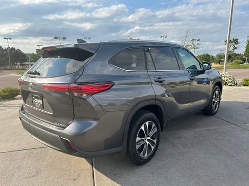 Used 2020 Toyota Highlander XLE AWD/4WD image 10