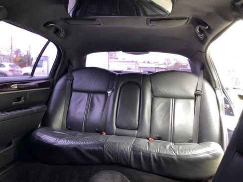 Used 2011 Lincoln Town Car Executive image 17